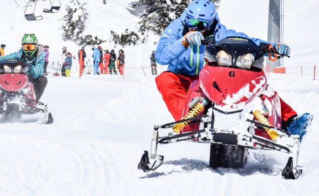 Titlis SnowXpark: Fahrer auf Schneemobil im Schnee