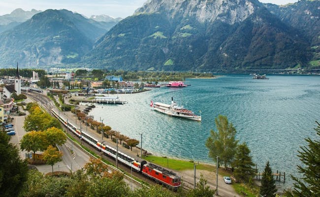 Gotthard Panorama Express at Lake Lucerne (Photo: Swiss Travel System)