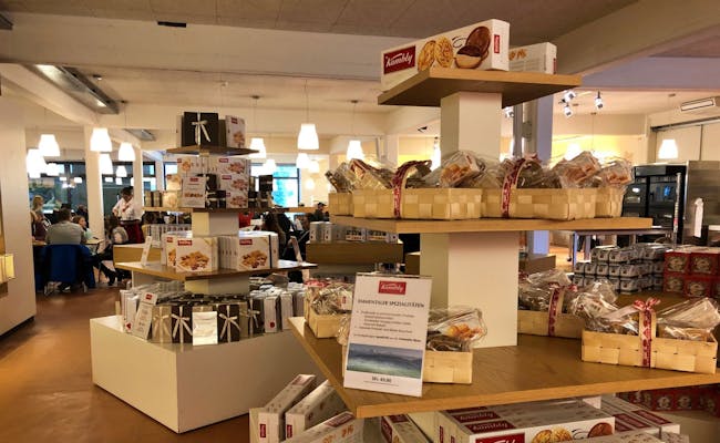 Magazinul fabricii de ciocolată Kambly cu o gamă variată de dulciuri în zona de vânzare a Kambly.