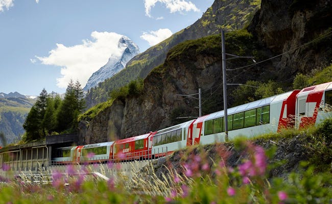 Glacier Express om sommeren, togtur gennem bjerglandskab, Matterhorn i baggrunden.