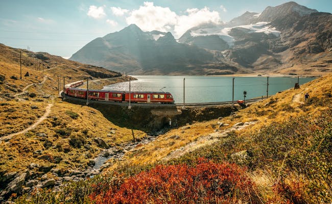 Die Rhätische Bahn am Lago Bianco (Foto: Schweiz Tourismus Jan Geerk)
