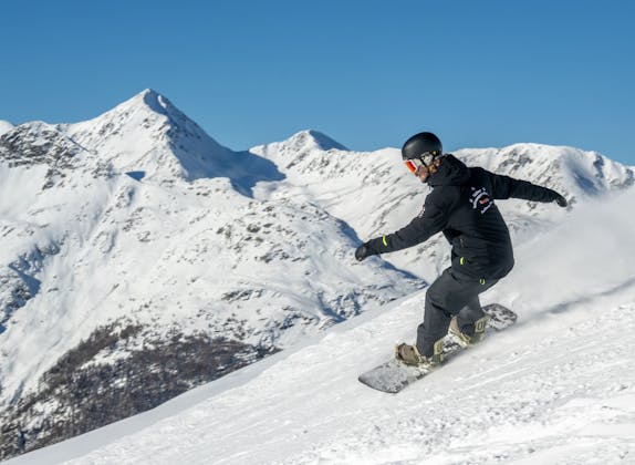 Curs de snowboard pe Hannigalp cu peisaje montane uimitoare de iarnă.