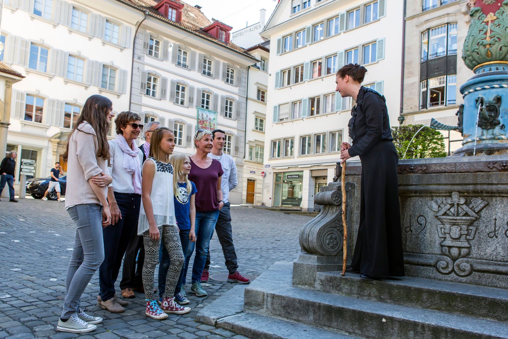 Lawatan Bandar Luzern Belle Epoque, peserta mendengar seorang pemandu pelancong