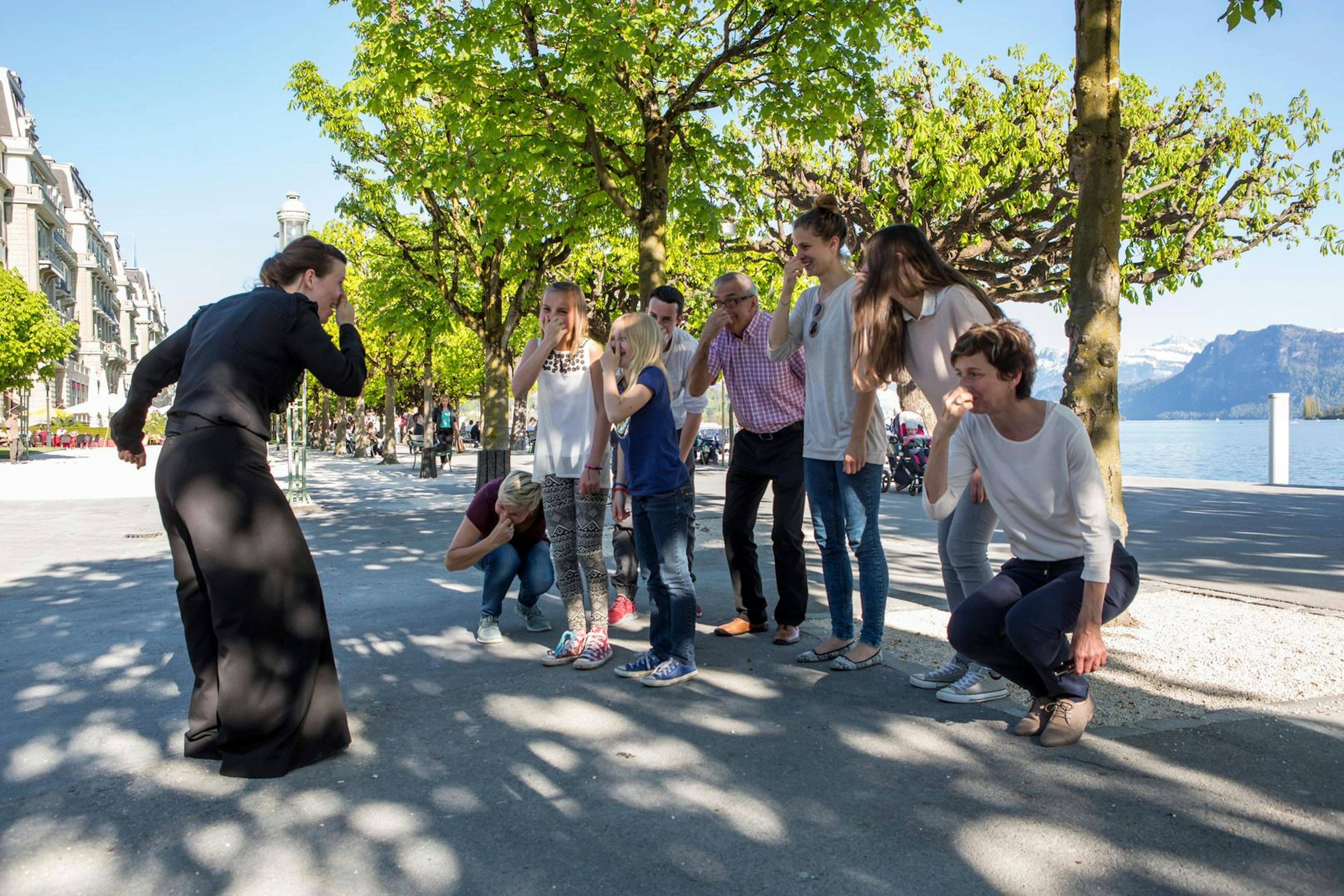 Visite guidée de Lucerne avec des invités sous les arbres au bord de l'eau