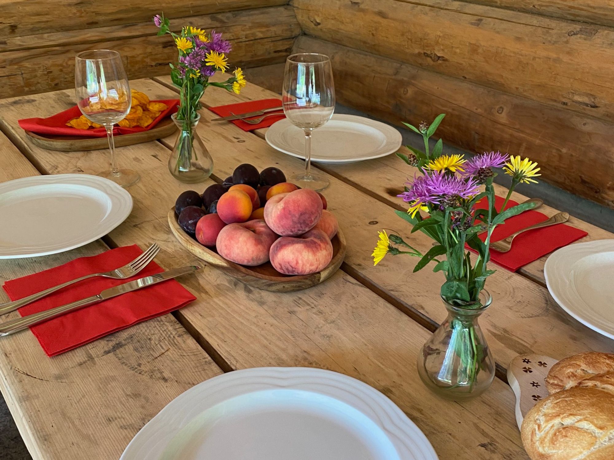 瑞士的风味：夏季聚餐桌上的新鲜水果和花卉。