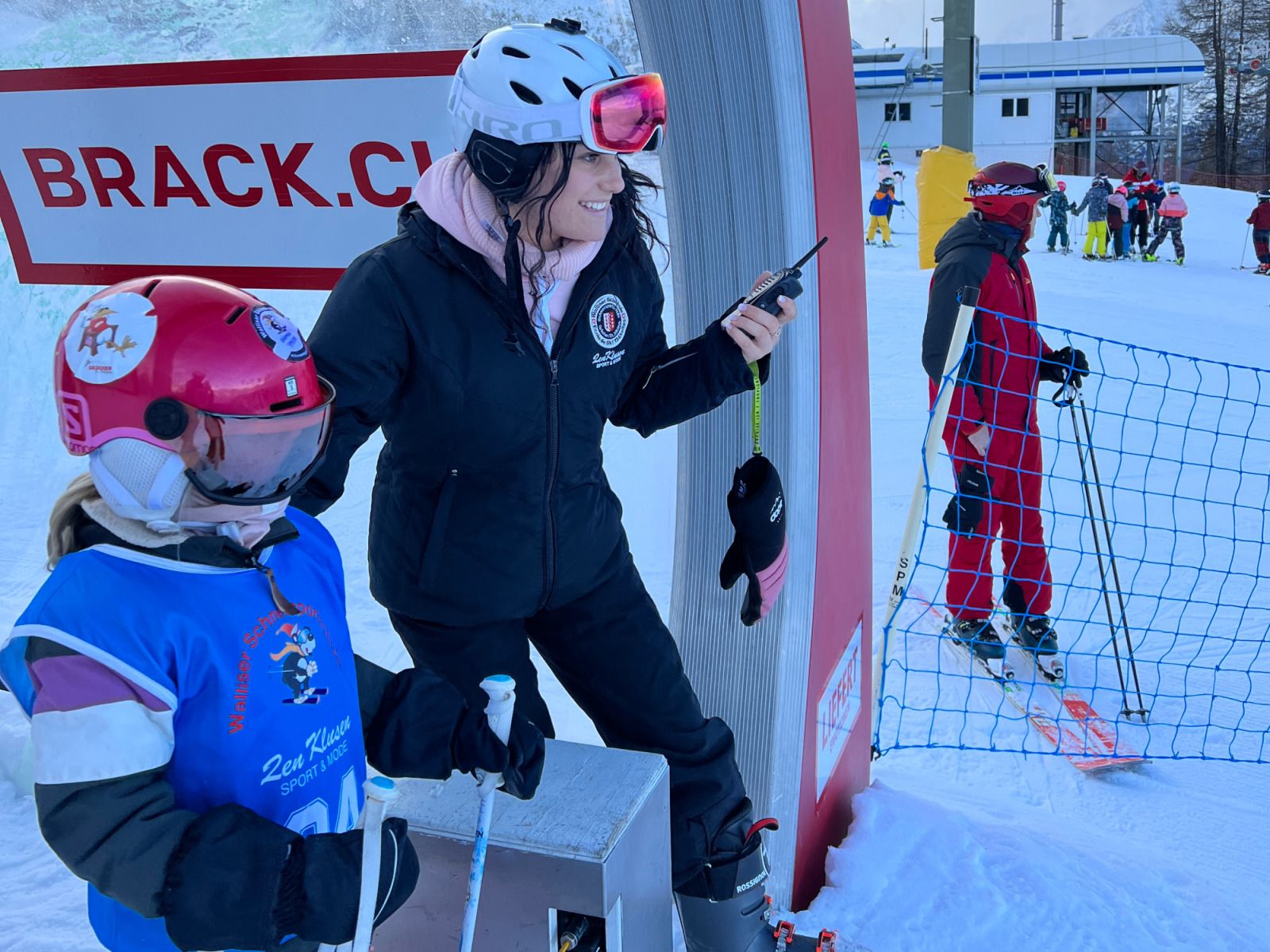 Skiunterricht privat: Kinder lernen Ski fahren am Hannigalp mit einem erfahrenen Lehrer.