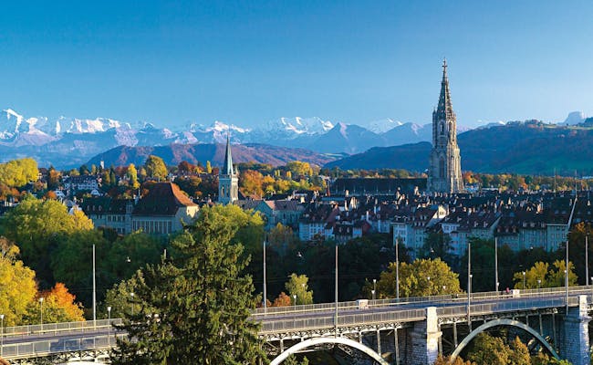 Bern: Priveliște asupra orașului cu pod, munți și culori de toamnă.