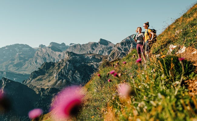 I escursionisti nella biosfera di Entlebuch godono della vista sul paesaggio alpino e sulle montagne.
