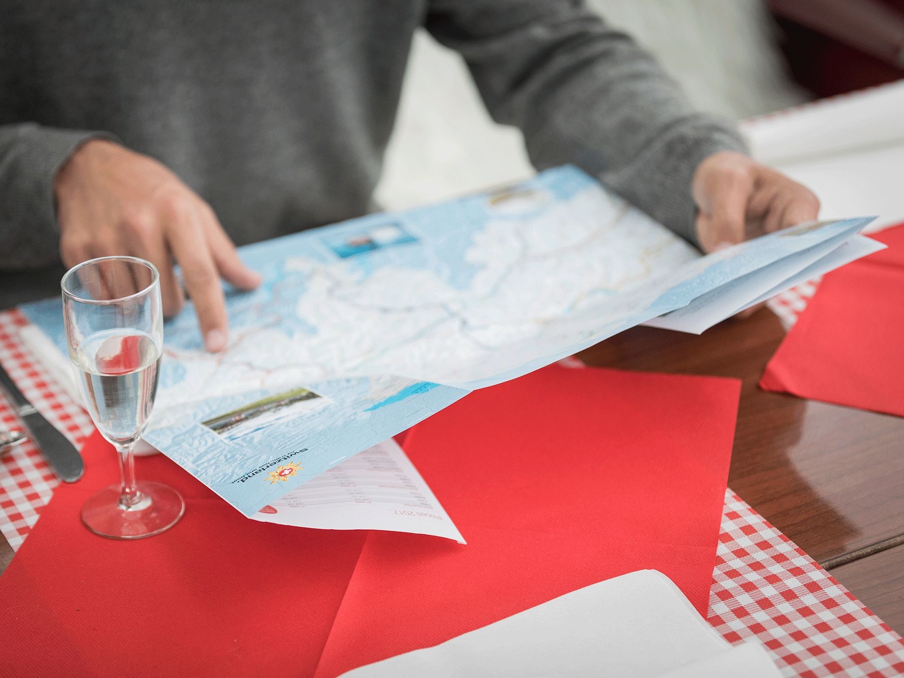 เครือข่ายการขนส่งสาธารณะในสวิตเซอร์แลนด์, คนแสดงบนแผนที่, ผ้าปูโต๊ะสีแดงขาว