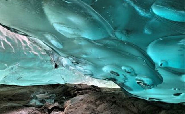 Jungfraujoch-issceller med funklende is, gennemsigtige strukturer og klippeformationer
