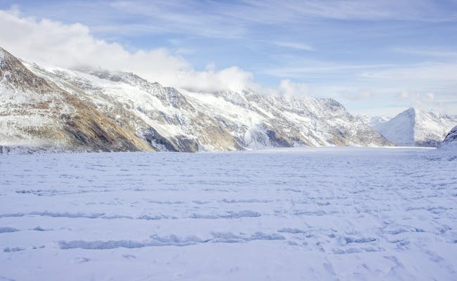 Aletschgletscher no inverno com montanhas cobertas de neve e gelo plano