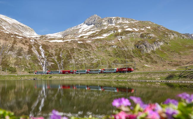 Der Glacier Express am Oberalpsee im Sommer (Foto: Glacier Express Stefan Schlumpf)