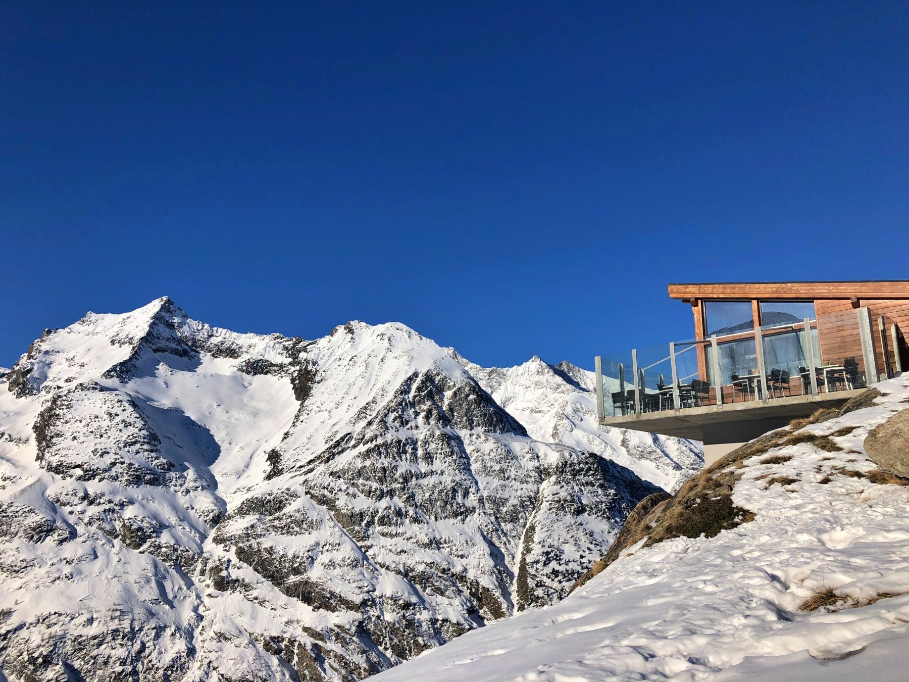 Landskap musim sejuk di Hohsaas dengan gunung bersalji.