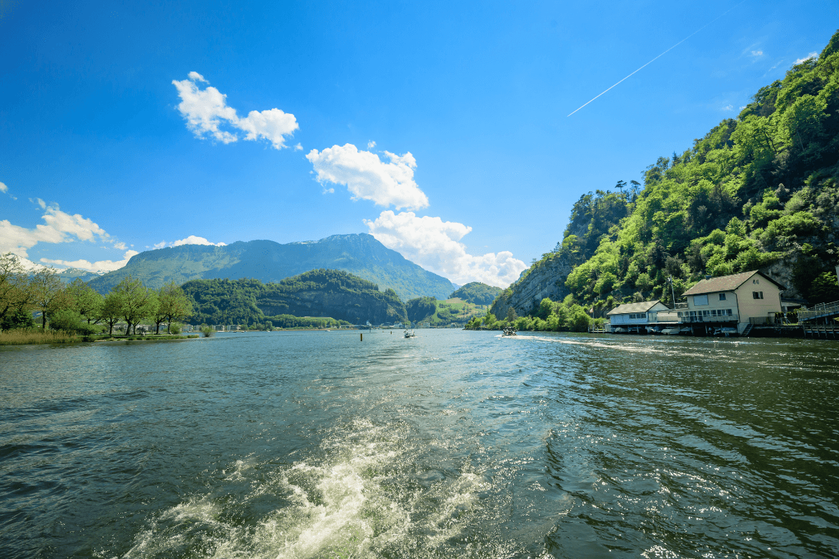Pelayaran: Rasai percutian anggaran sambil menikmati festival wain di tasik yang damai dengan pemandangan gunung.