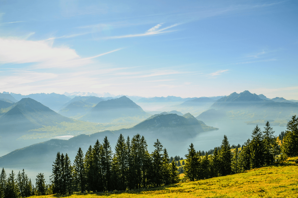 Pilatus: Upplev naturens skönhet med hisnande berg och gröna ängar i Obwalden på sommaren.