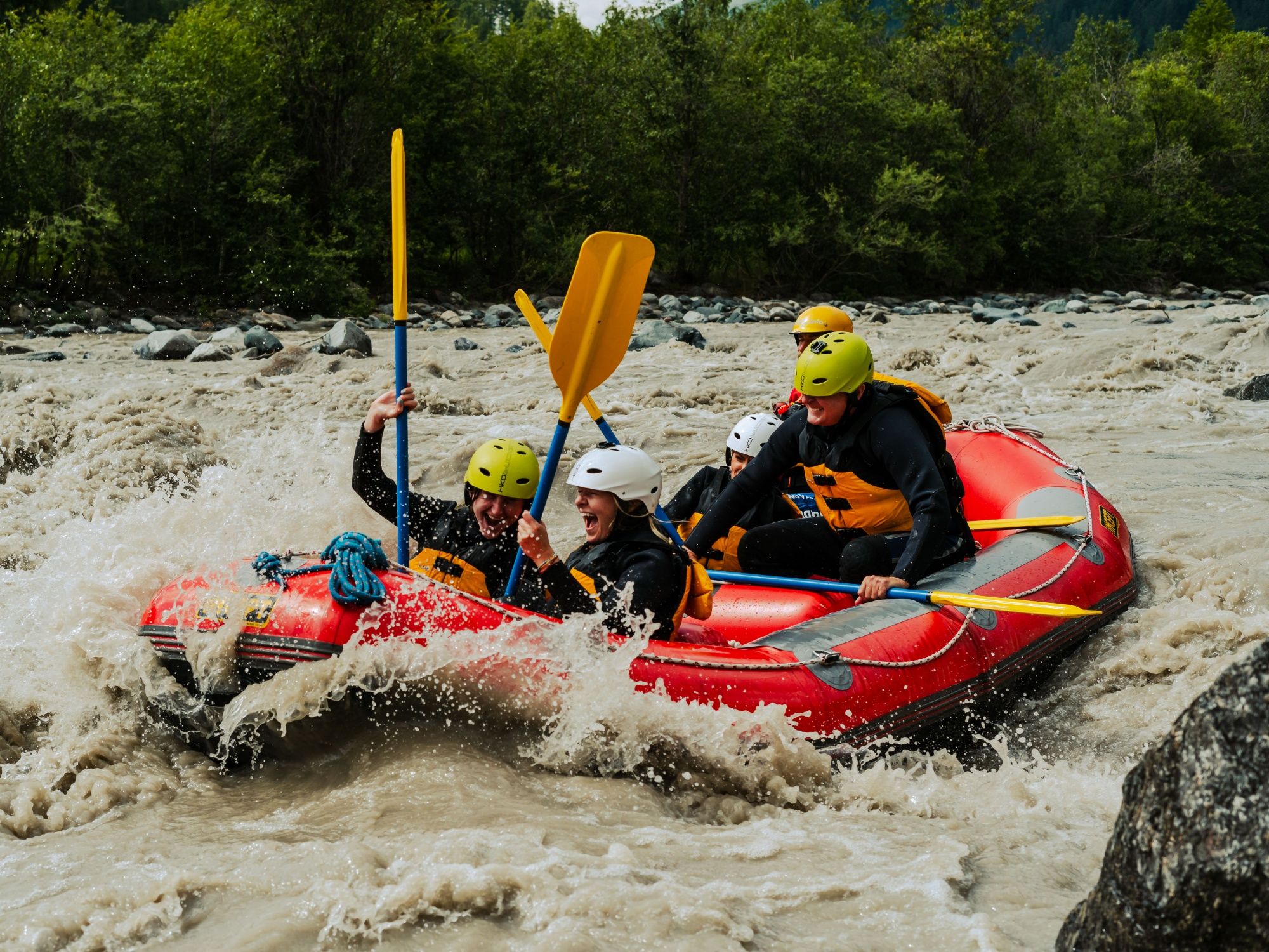 Rafting på floden: Oplev spændende teamaktivitet i Engadin med venner og familie.