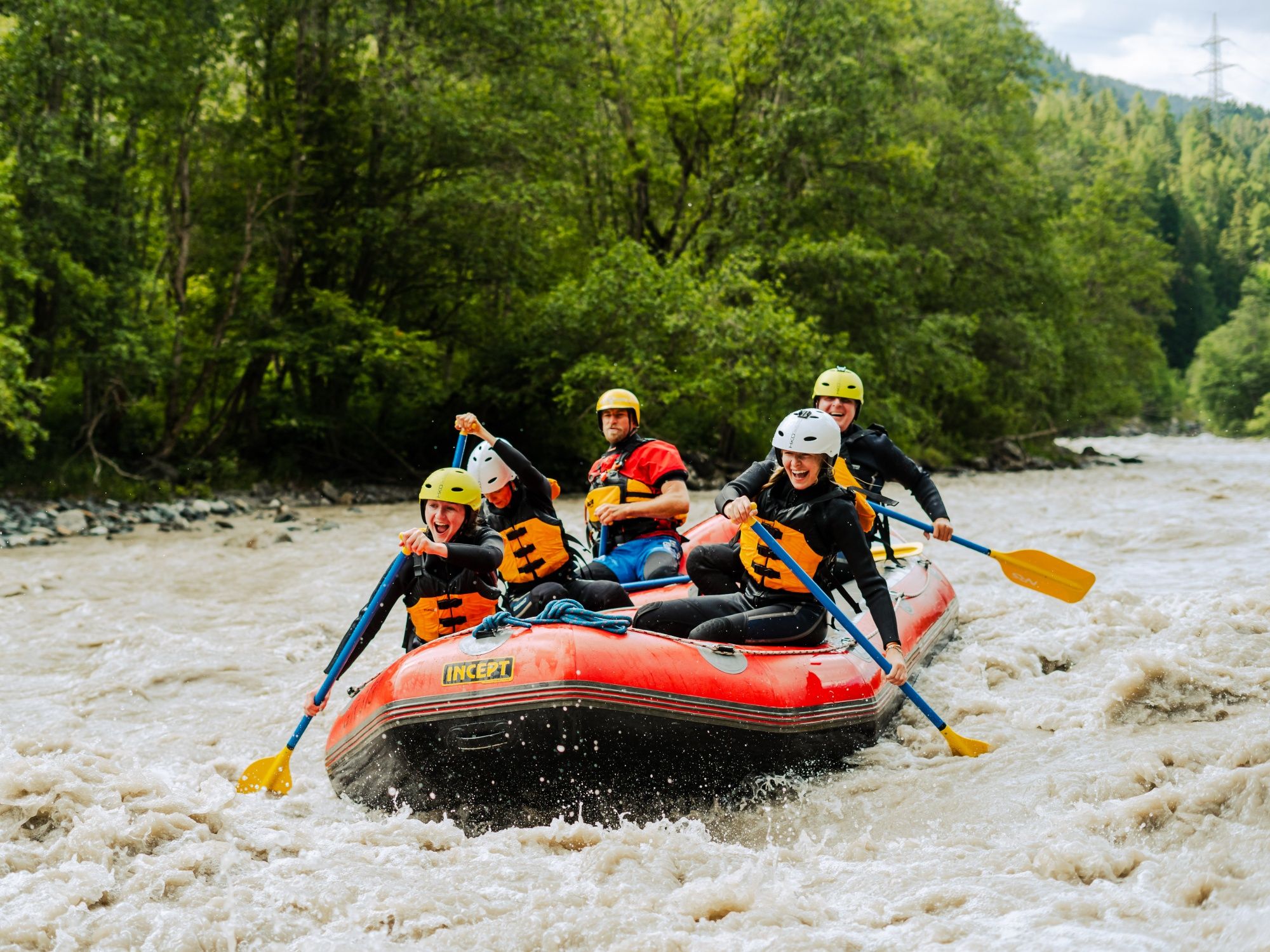 Rafting Teamaktivitet i Engadin, spændende eventyr med venner i naturen.