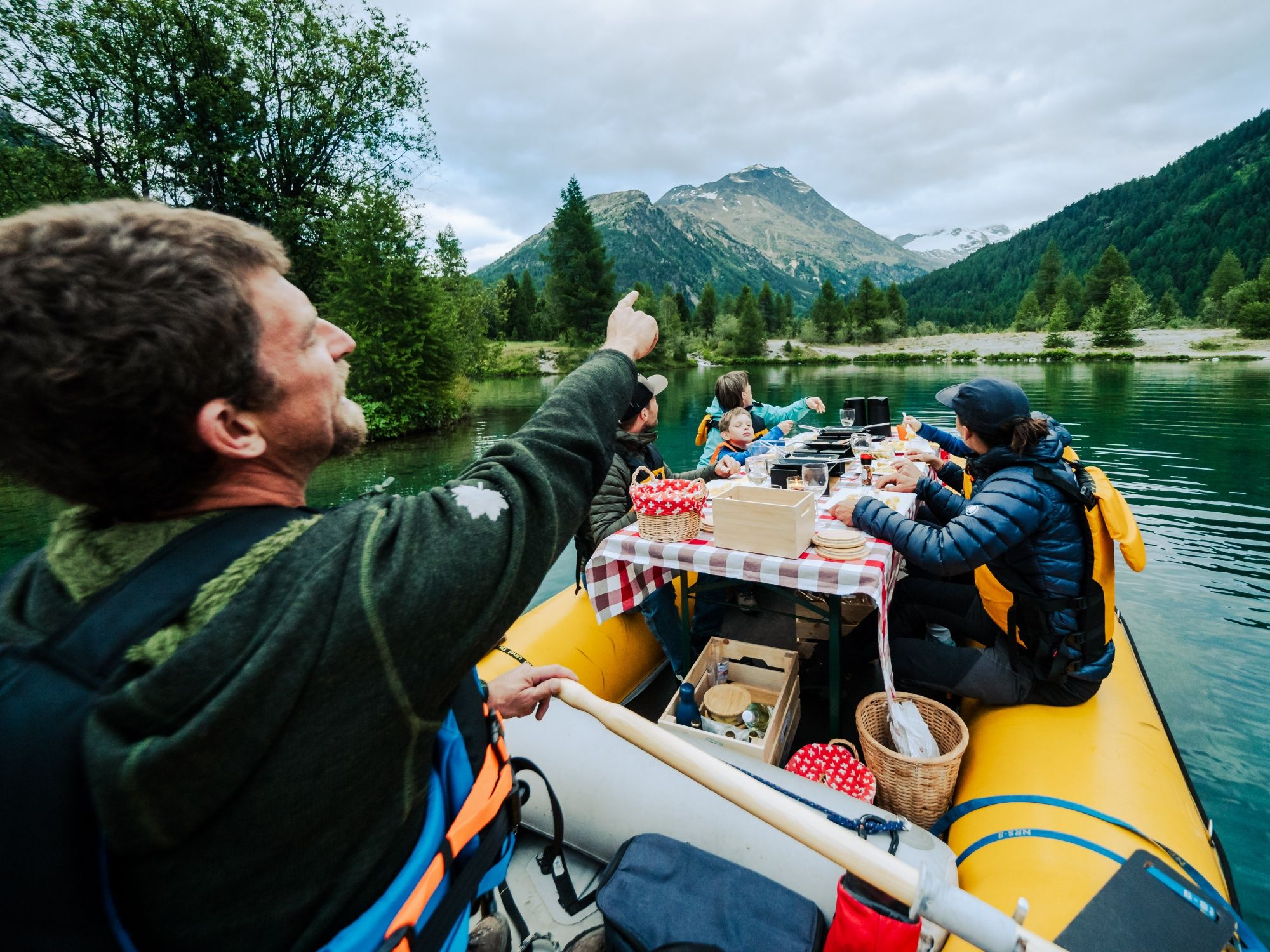 Raclette by the lake: Enjoy cooking and picnicking in nature with friends in summer.