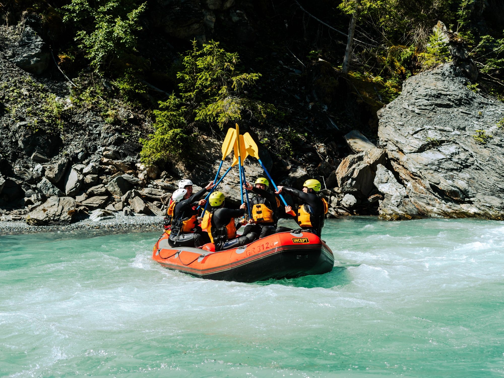Kajaktur i flåderabat med venner om sommeren i naturen.