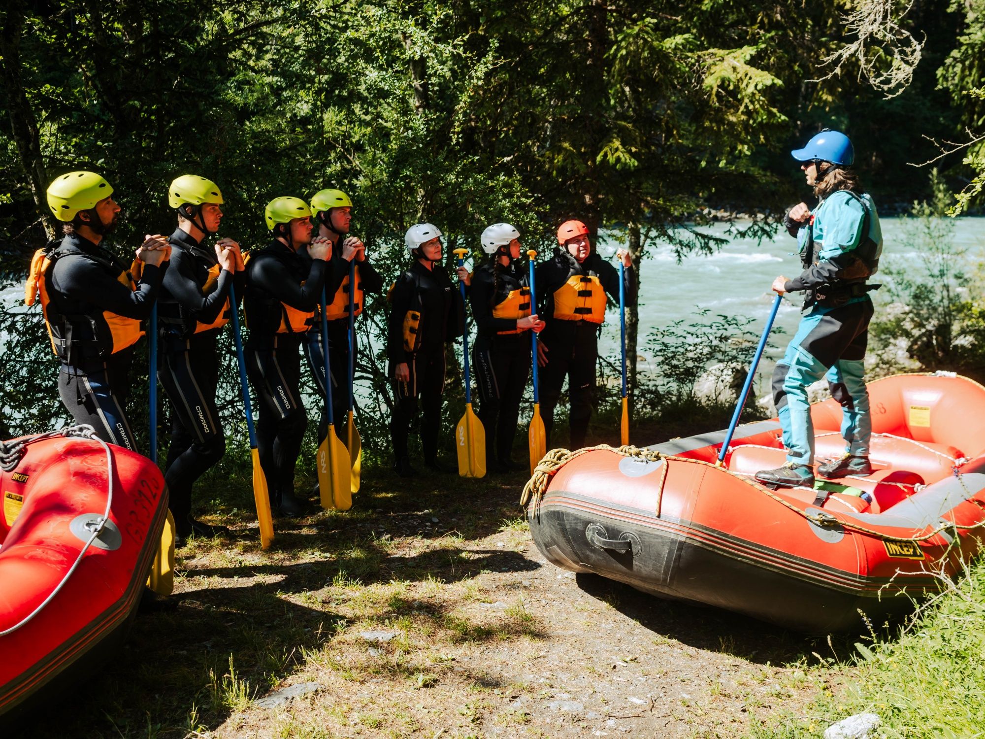 Lodsejlads Team-Event med professionel guide og eventyrlystne deltagere i naturen.
