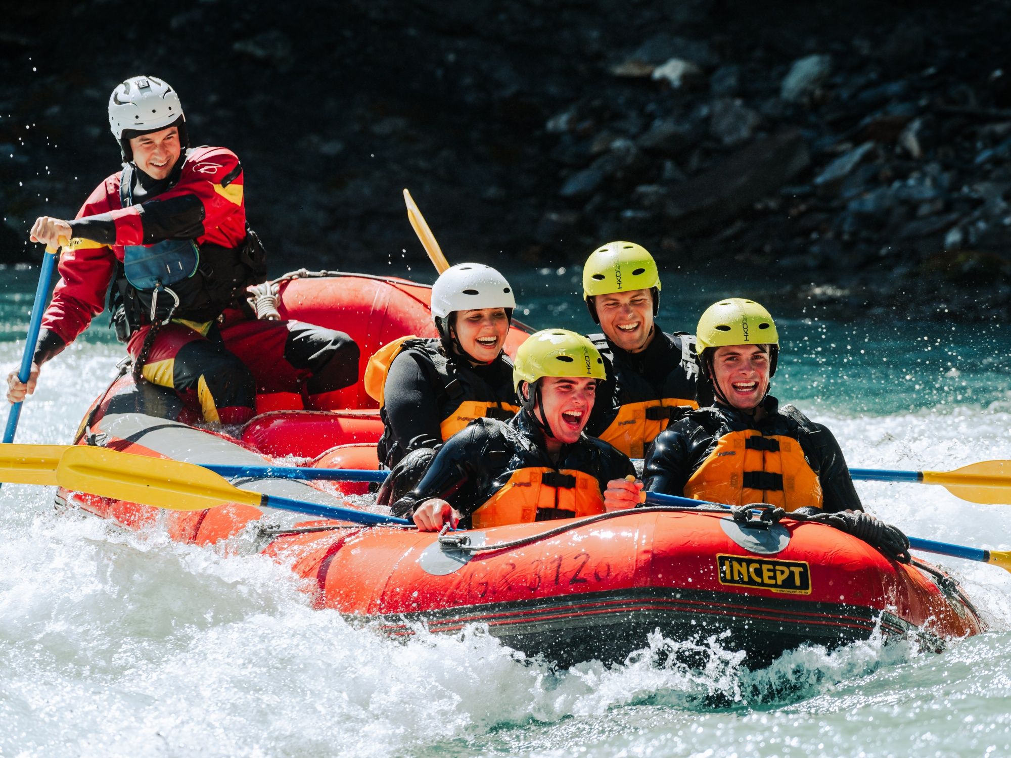Riverrafing-teamaktivitet med venner i naturen, sjov, action, gruppearbejde