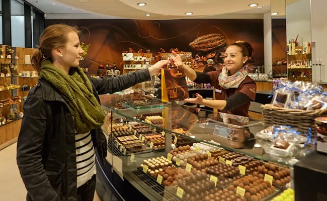 Aeschbach ChocoWelt กับลูกค้าในร้านช็อกโกแลต