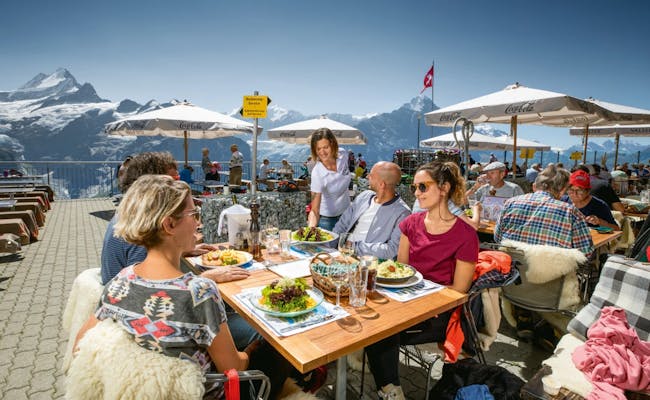 Terrasse du restaurant d'altitude de Grindelwald First en été (photo : Jungfraubahnen