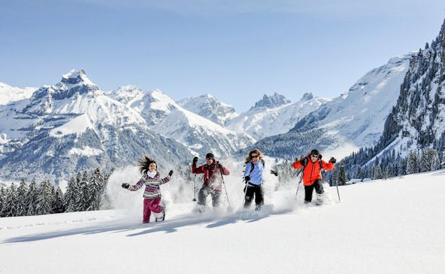 Titlis Schneeschuhlaufen in Engelberg mit Wintersportlern im Schnee.