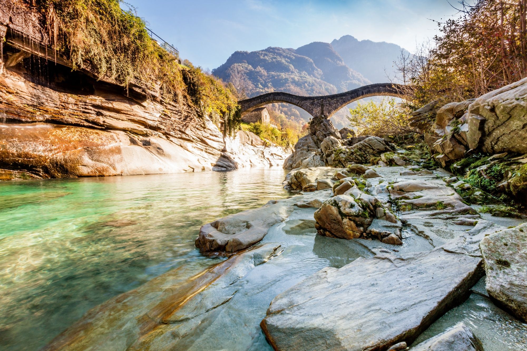 Pont sur la rivière Lavertezzo avec des rochers et une nature magnifique aux alentours.