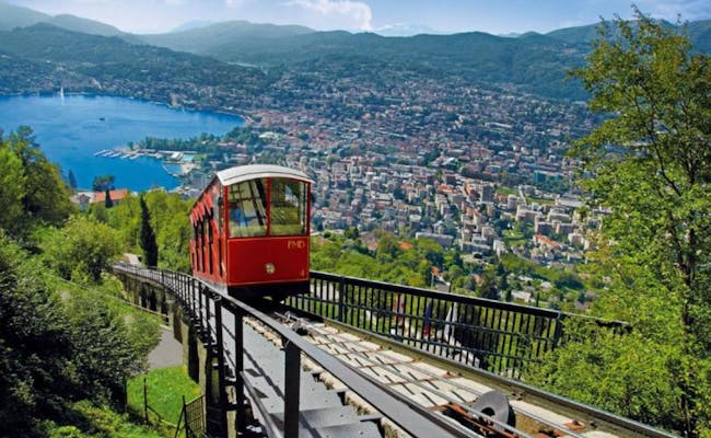 Monte Brè z kolejką linową i widokiem na Lugano, Ticino. Przejrzysty widok na miasto i Lago di Lugano.