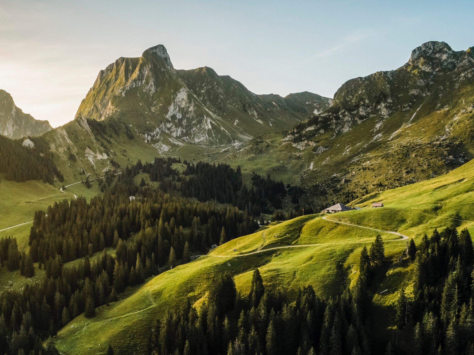 자연공원 간트리치, 초록 언덕과 산이 있는 목가적인 풍경.