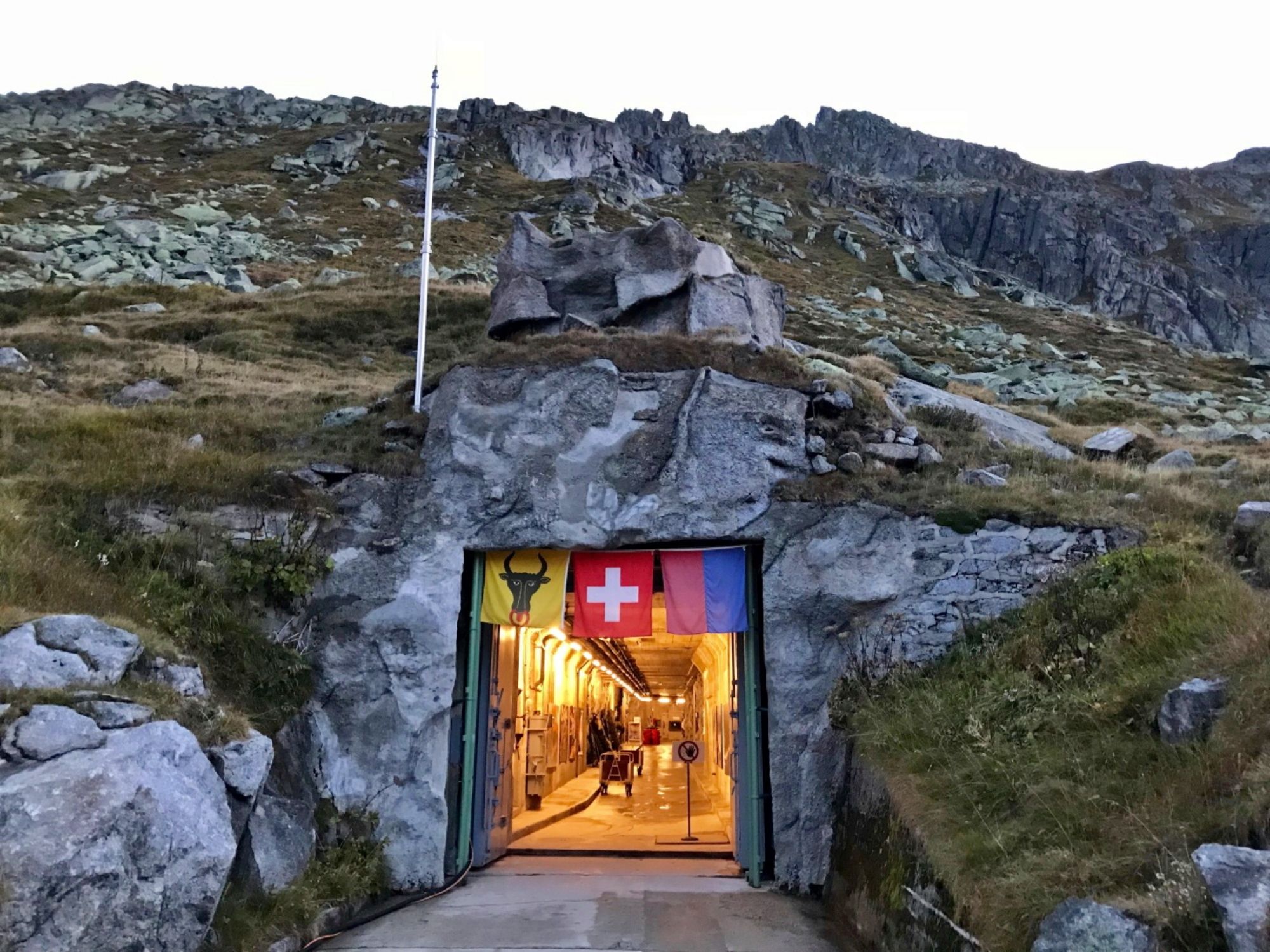 Entrée principale San Gottardo : accès impressionnant à la forteresse historique avec le drapeau suisse.