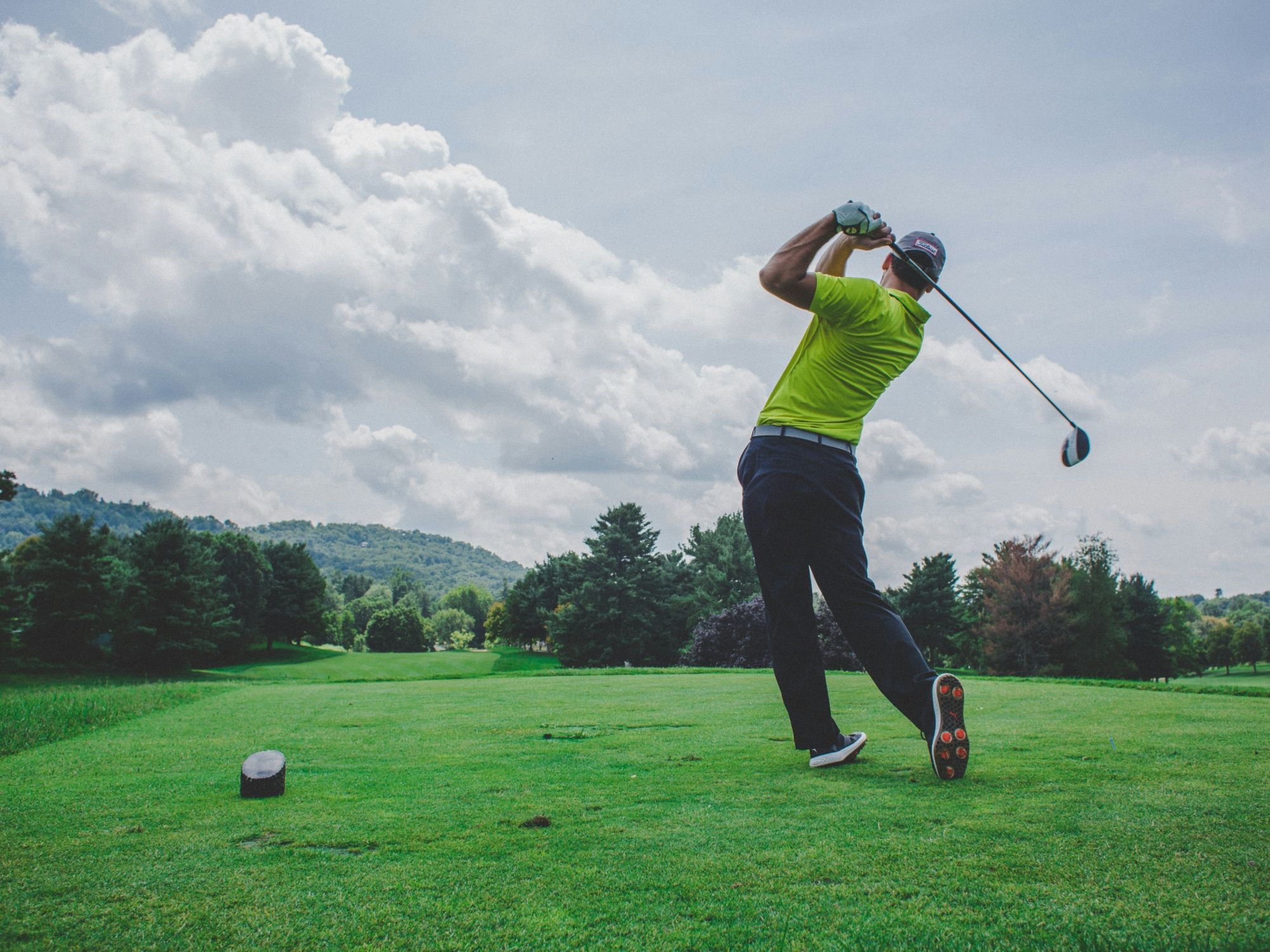 Golf: Spelare vid utslaget på en vacker golfbana i naturen