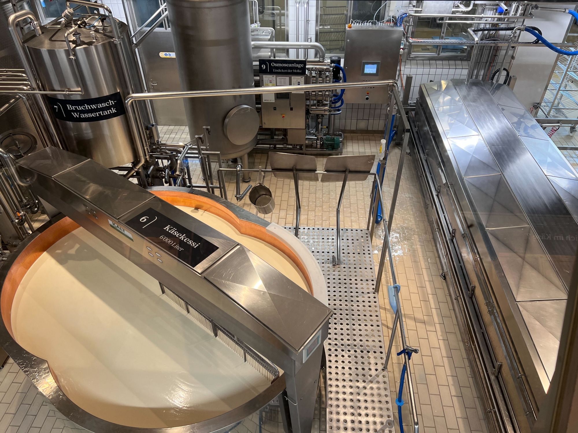 Appenzeller Schaukäserei: Tham quan quy trình sản xuất phô mai tại Appenzell và trải nghiệm các phương pháp truyền thống.