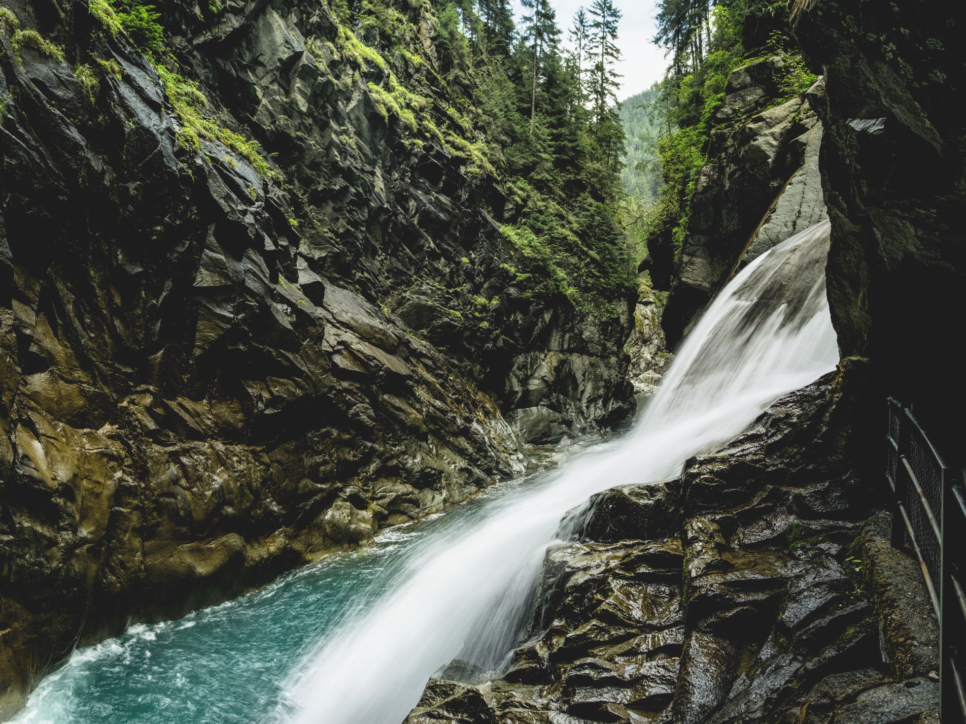 أندير-روفلاشلوخت: شلال مدهش تحيط به الصخور والغابات، مثالي للمشي.