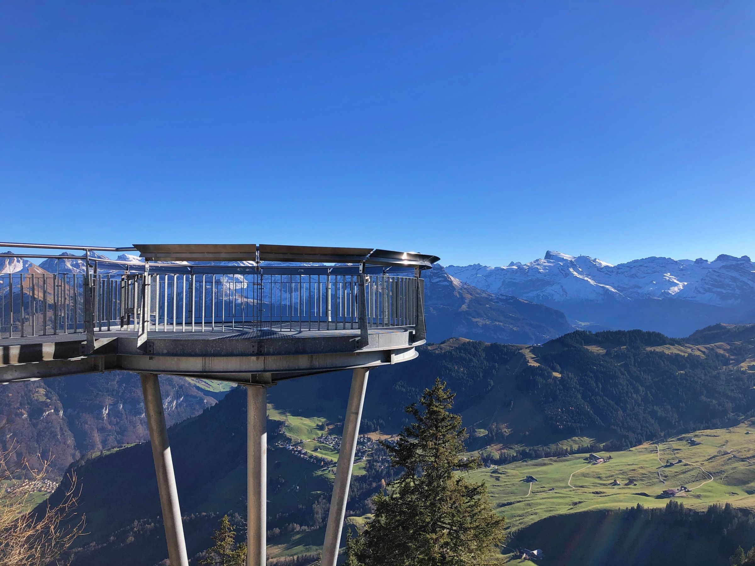 懒人山的观景台，2023年可俯瞰群山和山谷。