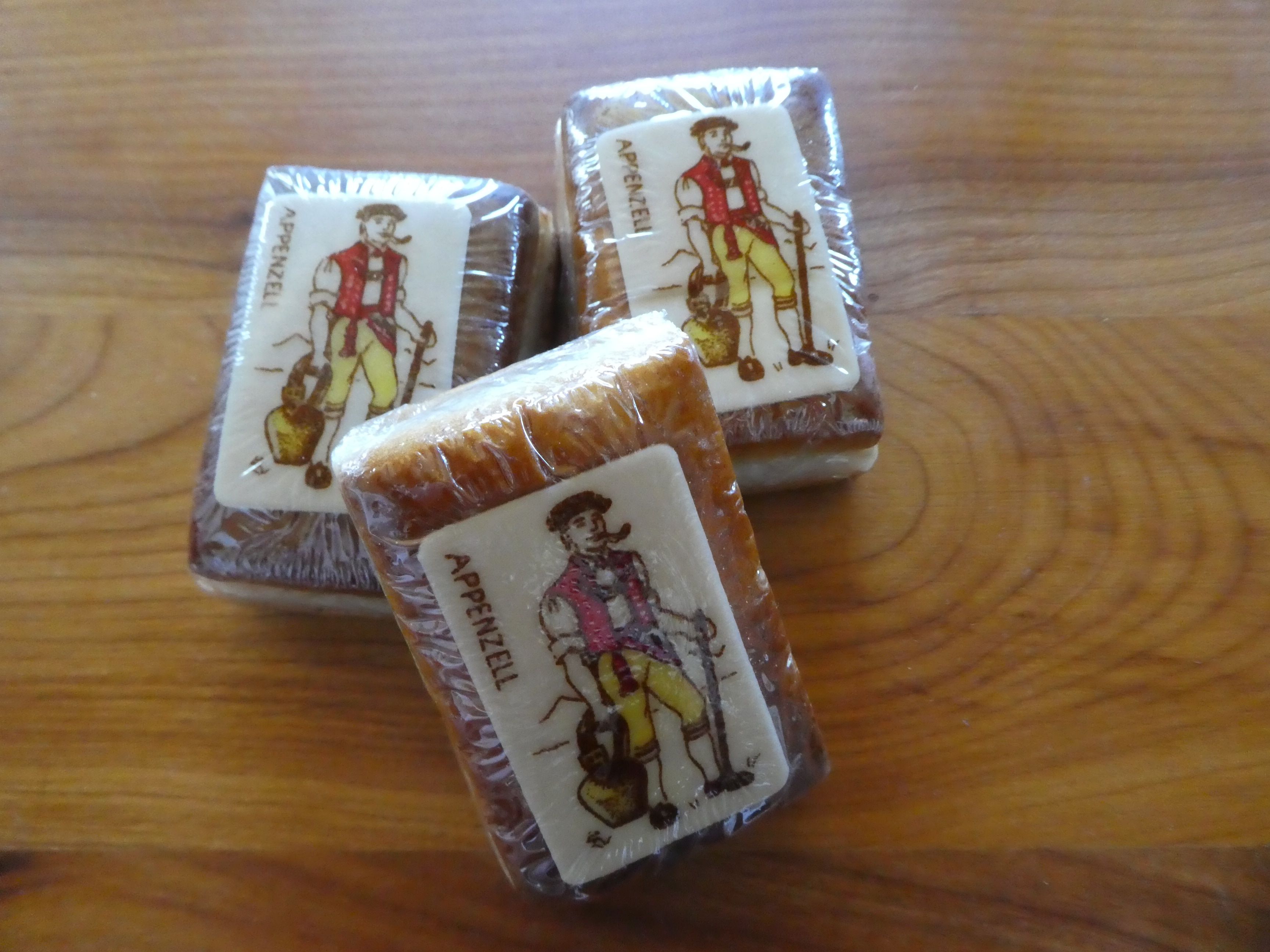 Appenzeller Biberli s obrázkem postavy na dřevěném podkladu