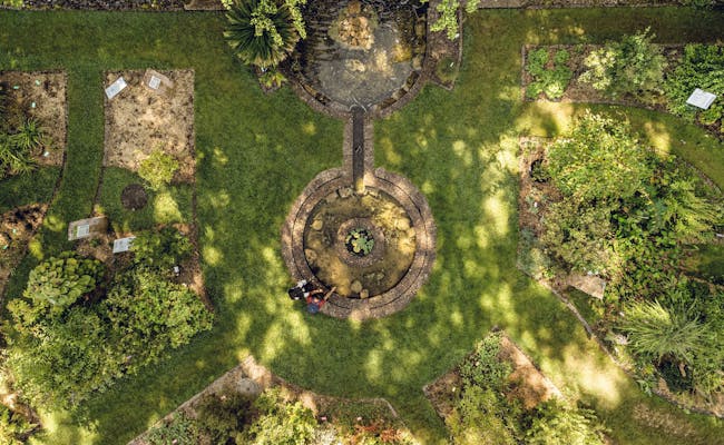 Jardín Botánico con parterres de plantas y una fuente