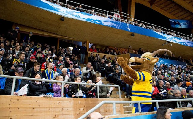 Spengler Cup in Davos, Maskottchen animiert Zuschauer.