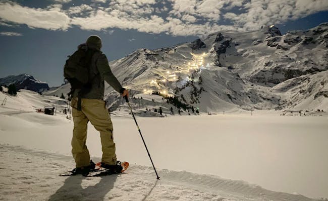Schneeschuhlaufen am Titlis, Engelberg, bei klarem Nacht-Himmel