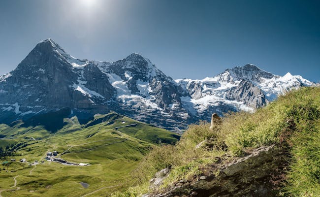 Panorama montan cu Kleine Scheidegg, munți impunători și natură luxuriantă, ideal pentru activități în aer liber.