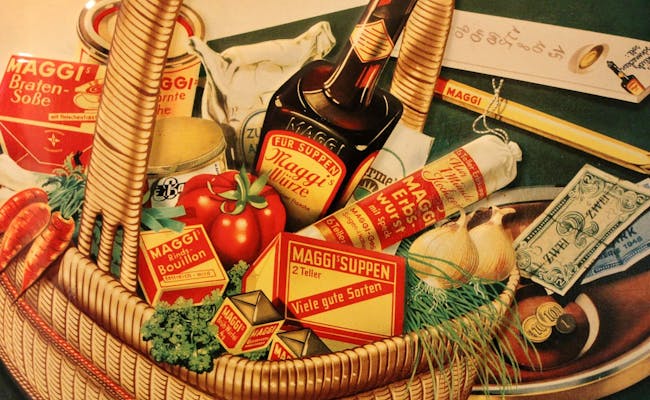 Produits Maggi et aromate dans un panier, épices, légumes