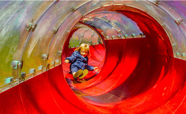 Monte Tamaro Spielplatz Rutsche mit einem Kind, das rutscht