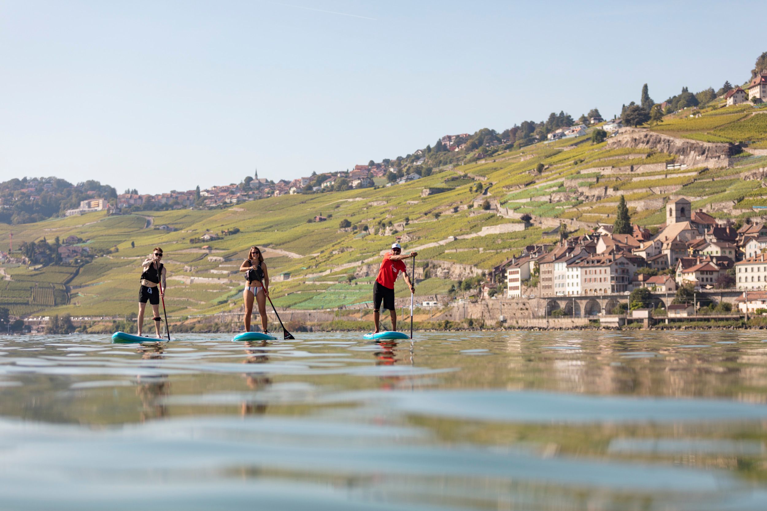 Stand-Up-Paddle op de Montreux Riviera met uitzicht op de wijngaarden en het Meer van Genève.