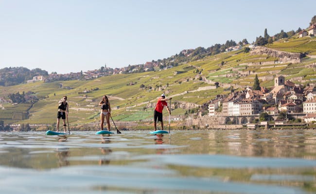 Stand-Up-Paddle sur la Riviera de Montreux avec vue sur les vignobles et le lac Léman.