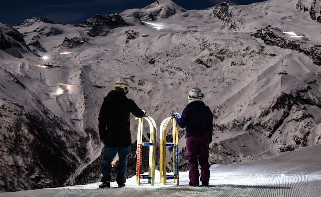 Saas-Fee noční sjezd, dva lidé ve sněhu