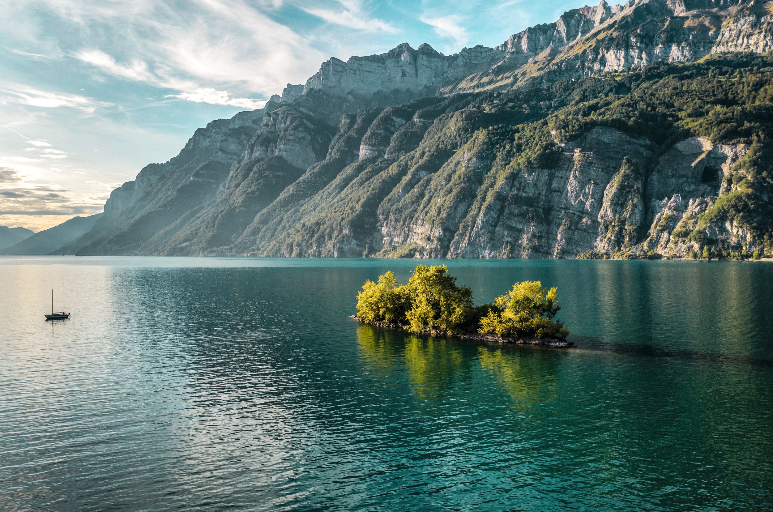 Isola di erba cipollina sul Walensee circondata da montagne e acqua