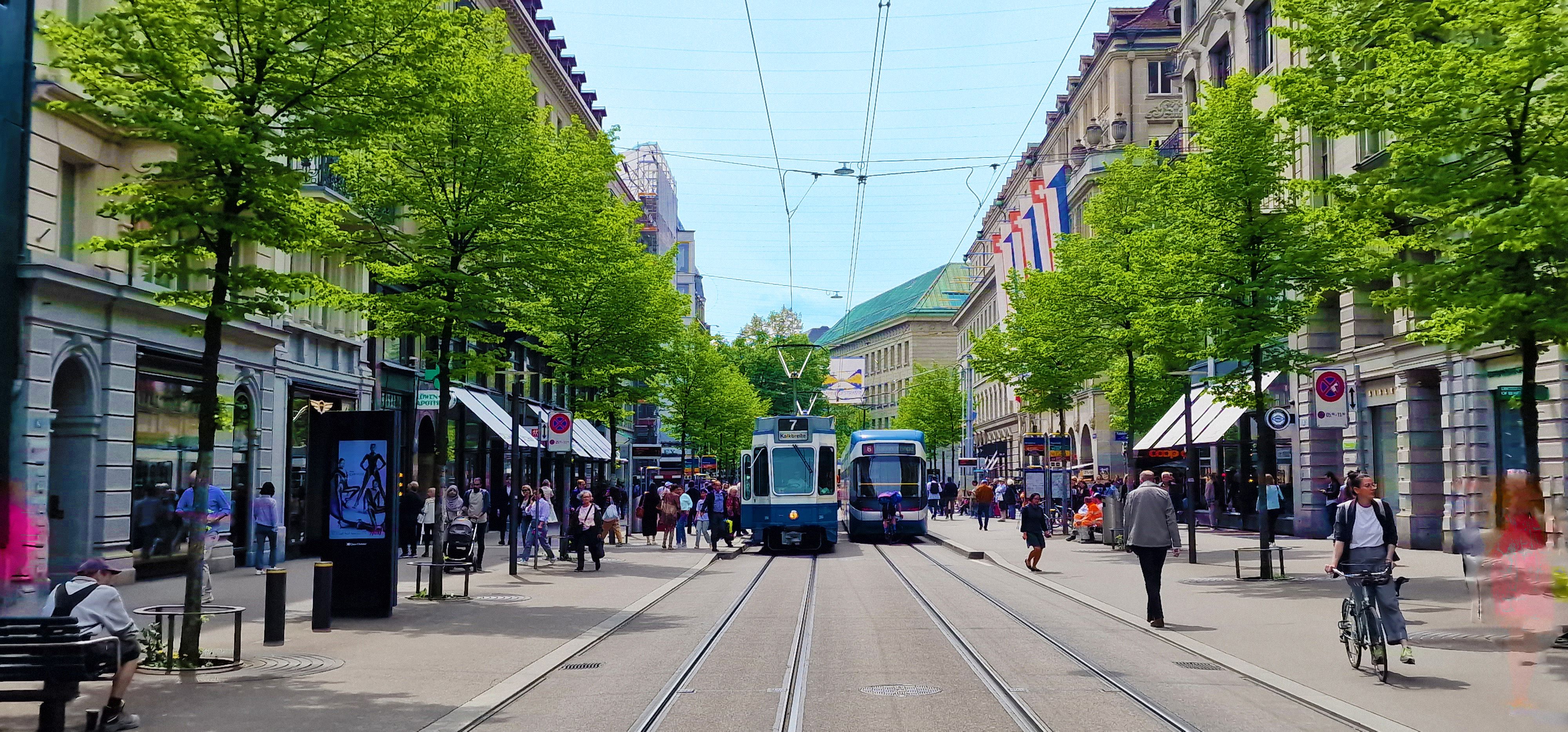 시내 투어: 트램, 상점, 공원이 있는 취리히의 활기찬 도심을 발견하세요.