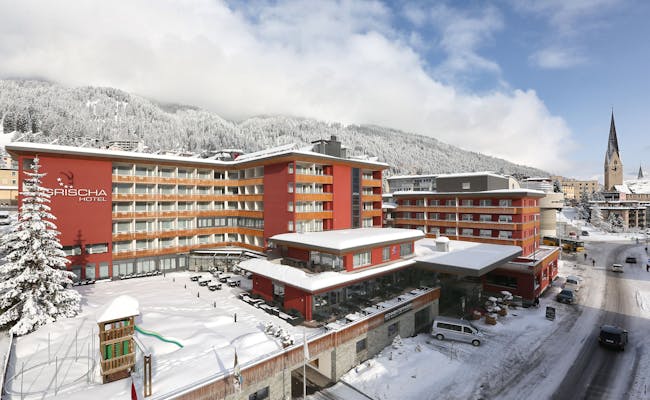Hotel Grischa in Davos im Winter, schneebedeckte Landschaft und moderne Architektur.