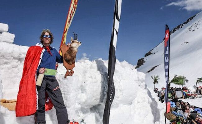 Titlis-Events in Engelberg zeigen festliche Stimmung mit kostümierten Teilnehmern und Schnee